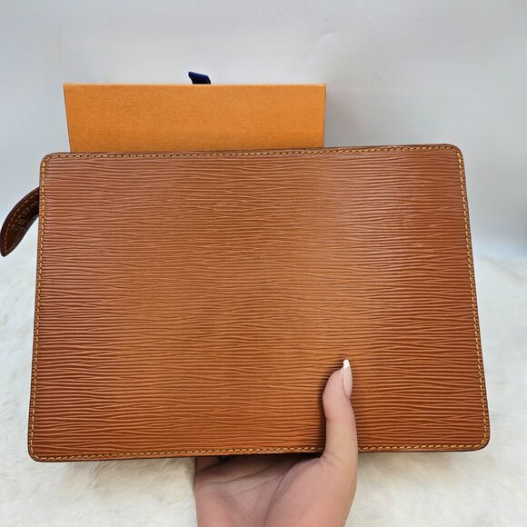 Louis Vuitton  Epi Pochette Clutch Bag - Picture 5 of 17